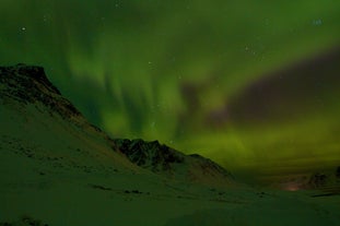 El cielo cubierto por las auroras verdes fuera de Akureyri, en el Norte de Islandia.
