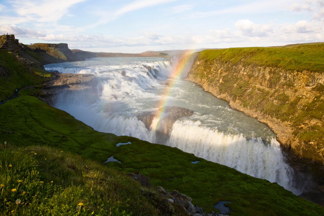 Gullfoss è una potente cascata che si trova a circa un'ora di macchina dalla capitale islandese.