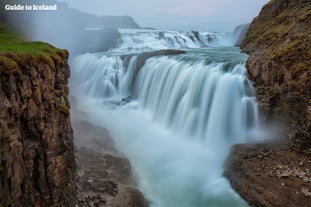 Hør de tordnende lyde fra Gullfoss-vandfaldet, når vandet falder 32 meter ned i en gammel kløft