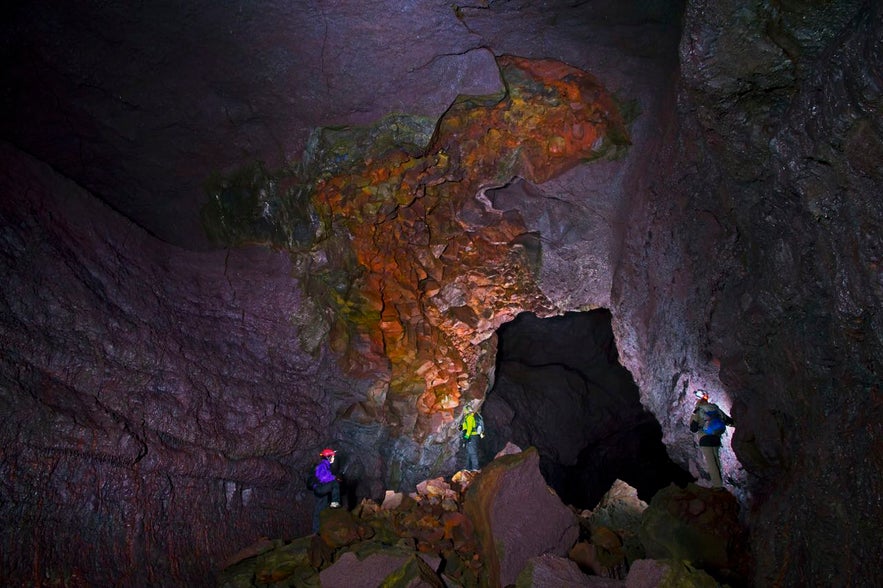 Grotte colorée de Víðgelmir en Islande