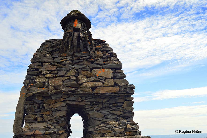 Das Bárður-Snæfellsás-Denkmal in Arnarstapi