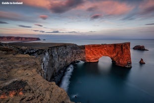 Dyrhólaey är en enorm stenbåge som sträcker sig ut i havet utanför södra Islands kust.