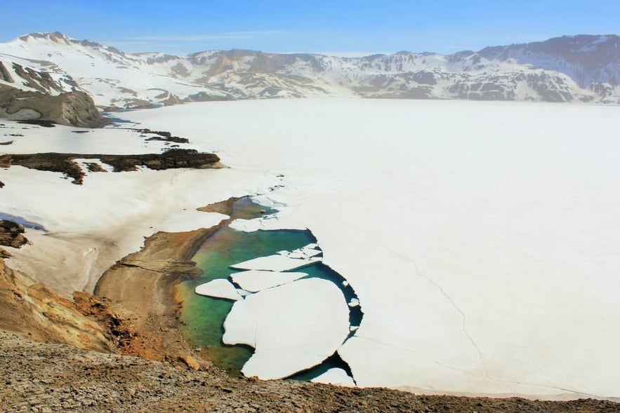 Il lago ghiacciato del vulcano Askja negli altopiani islandesi