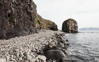 Une belle plage de galets dans les fjords islandais.
