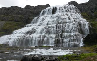 La majestueuse cascade de Dynjandi dans les Fjords de l'Ouest d'Islande.