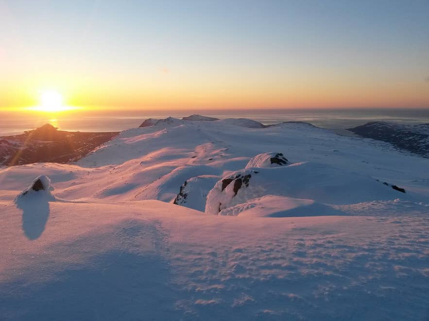 Sonnenuntergang über der schneebedeckten Landschaft des Drangajökull-Gletschers in den abgelegenen Westfjorden Islands.