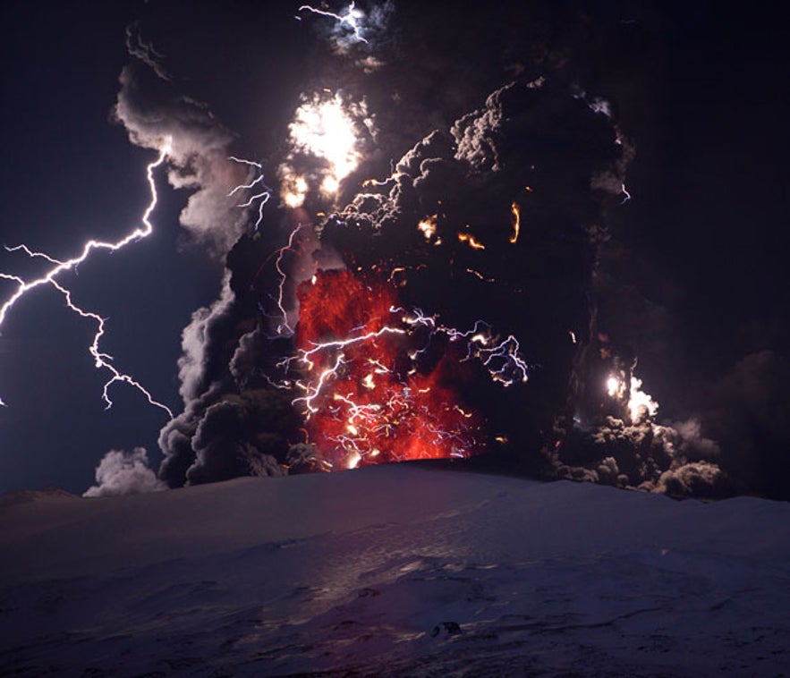 エイヤフィヤットラヨークトル火山　写真： Ragnar Þ Sigurðsson