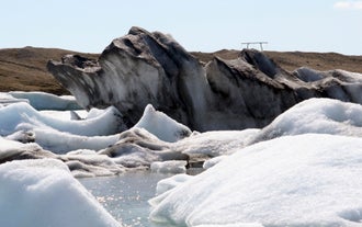 Los icebergs de la laguna reflejan una gran variedad de tonalidades.
