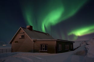 极光在乡村小屋上空翩翩起舞。