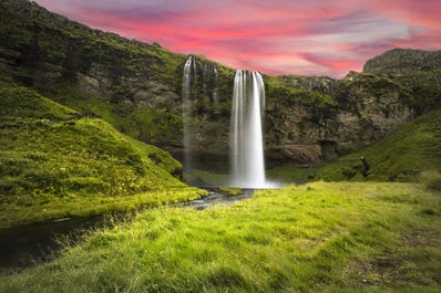 De schilderachtige waterval Seljalandsfoss is een van de bekendste watervallen van IJsland.
