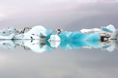 De ijsbergen van de Jokulsarlon-gletsjerlagune die zijn afgebroken van een enorme ijskap.