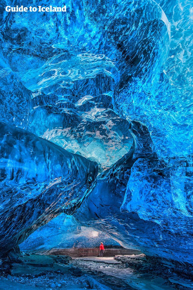 Schakering van elektrisch blauw saffier, hét kenmerk van de ijsgrotten in de Vatnajökull