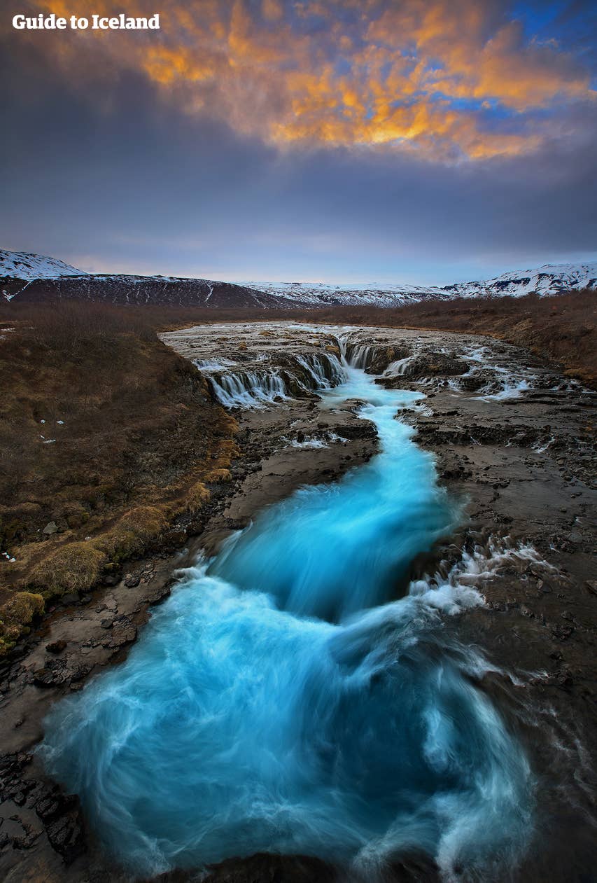 De verborgen Brúarfoss-waterval in Zuid-IJsland