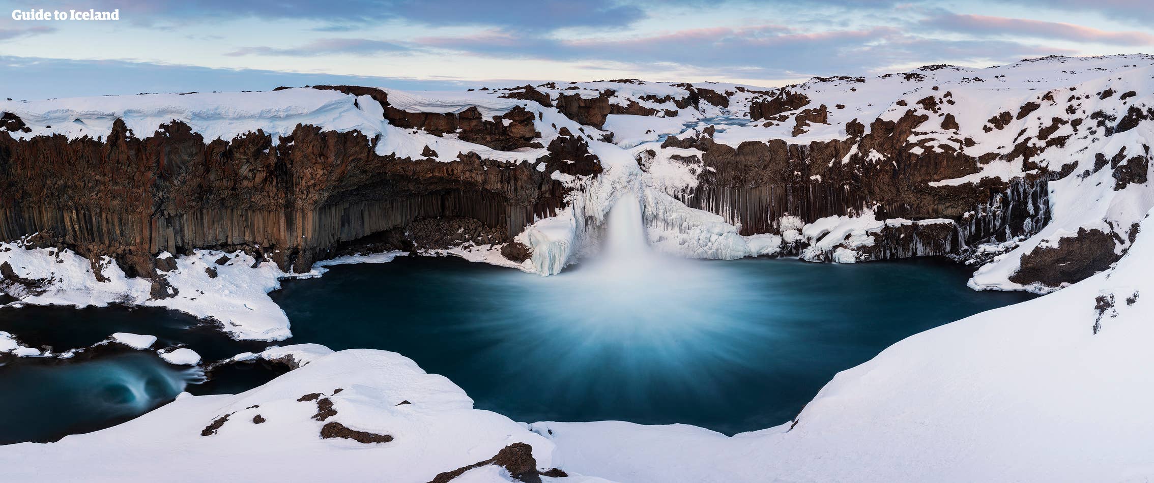 De Aldeyjafoss-waterval op een rustige winterdag