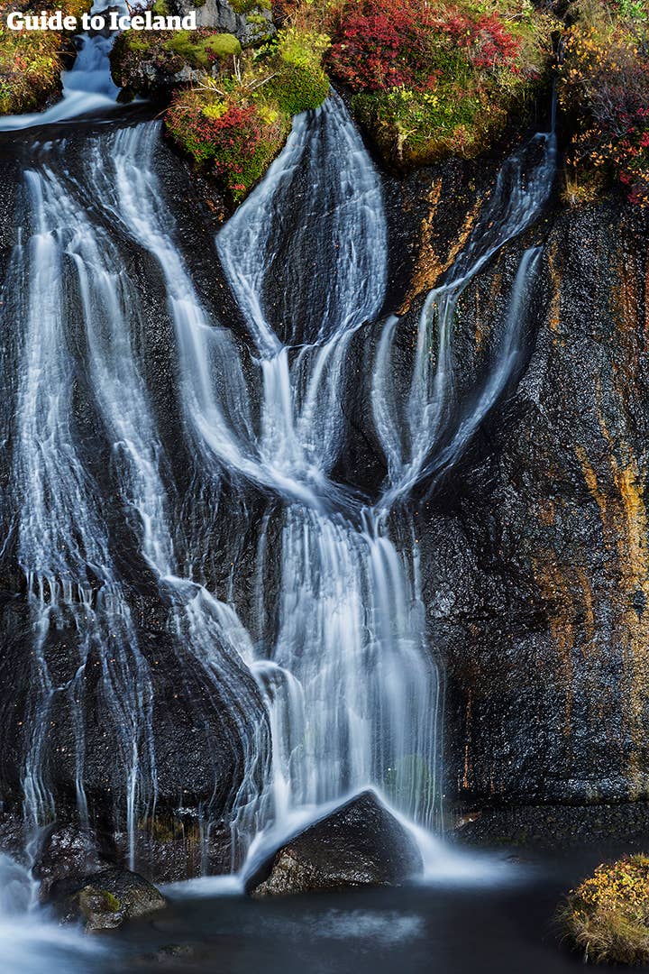 Close-up van de Hraunfossar-watervallen (Lava Falls) in West-IJsland