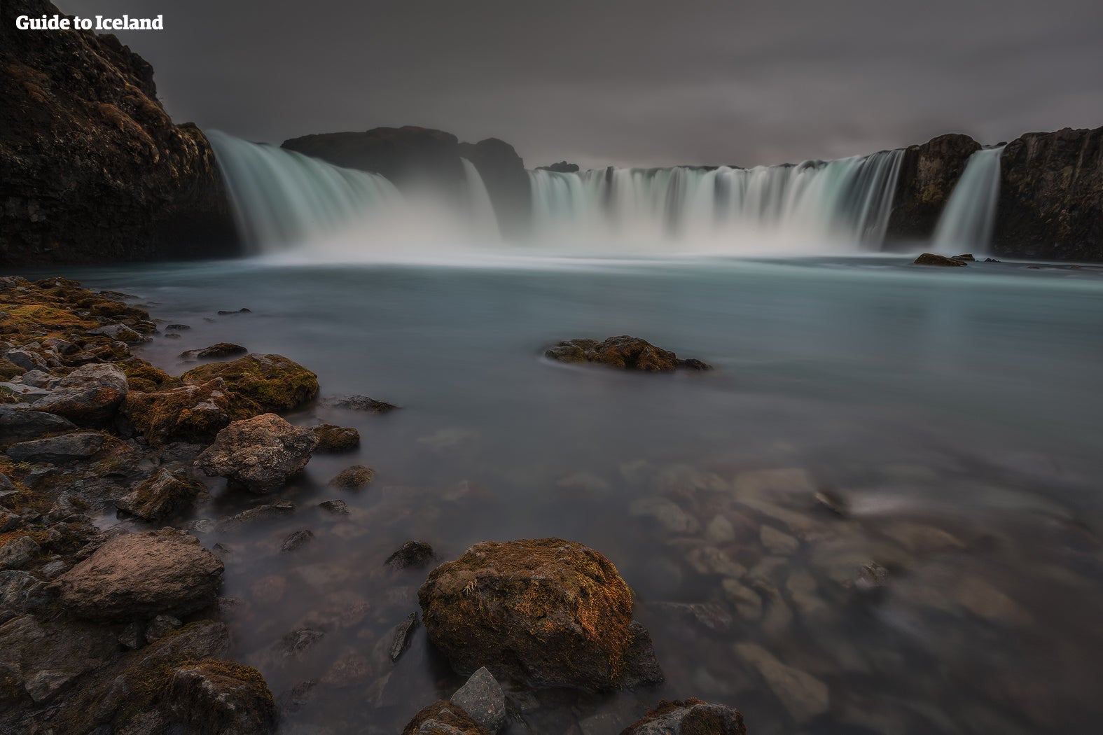 Der Goðafoss vom Flussbett aus