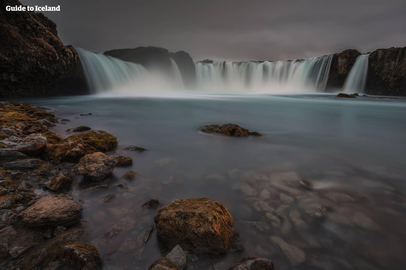 De Goðafoss-waterval van beneden