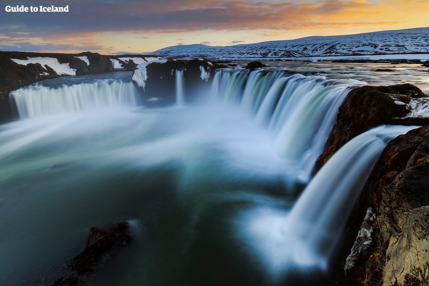 Vattenfallet Godafoss på norra Island ligger precis vid väg 1, Ringvägen.