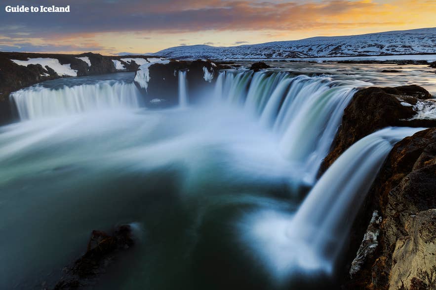 Der Godafoss Wasserfall in Nordisland liegt direkt an der Route 1, der Ringstraße