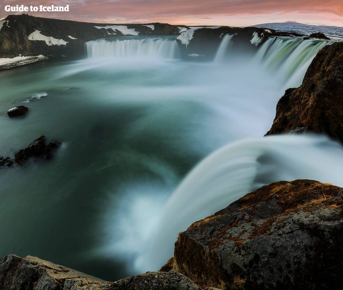 북부 아이슬란드의 웅장한 규모의 고다포스(Goðafoss) 폭포