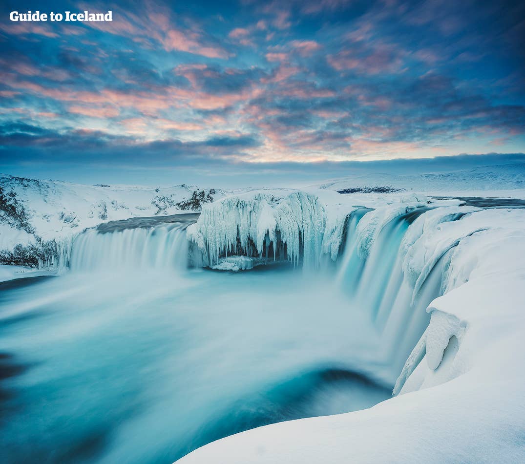 De Goðafoss-waterval in de winter