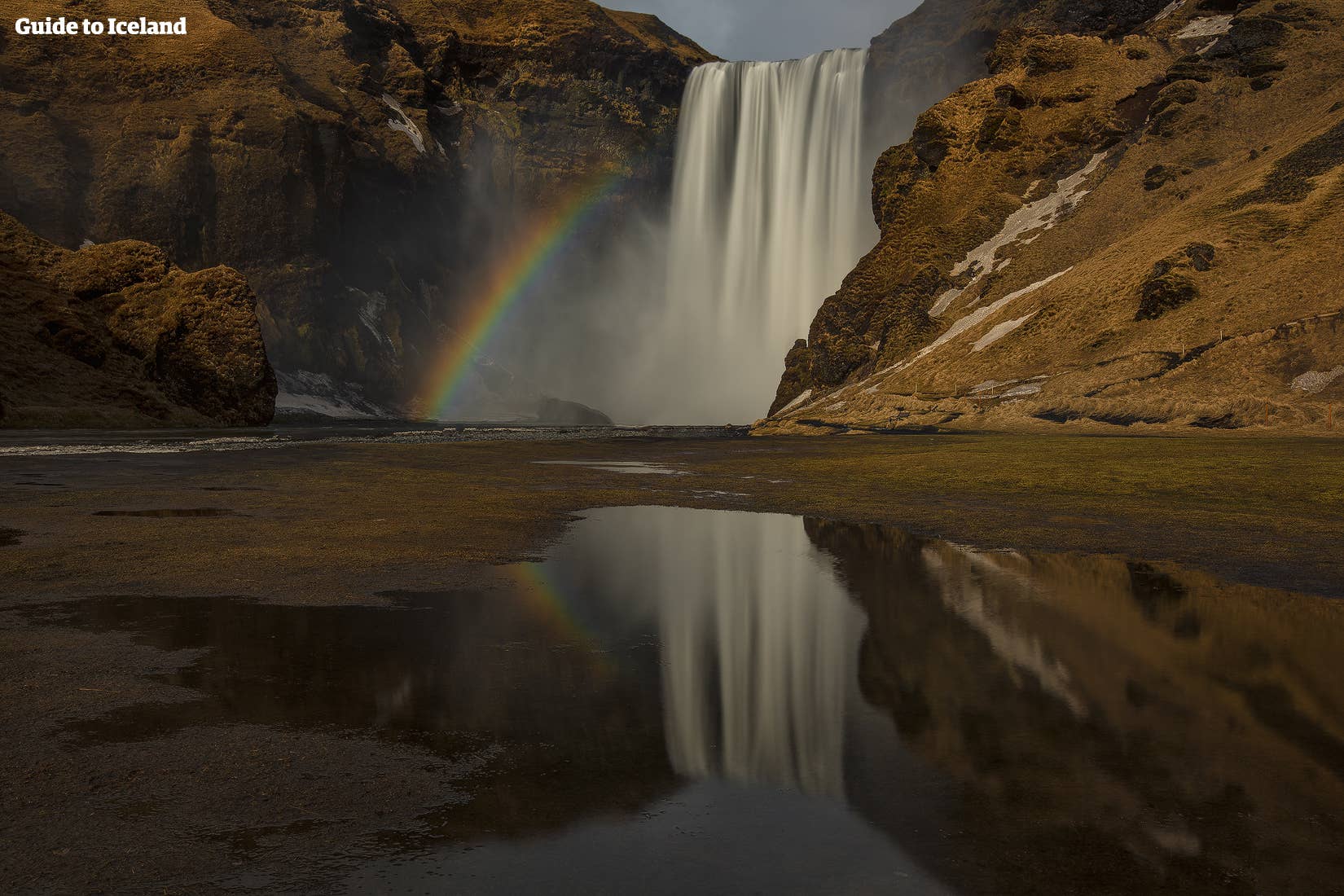 Er is vaak een regenboog te zien bij Skógafoss in het zuidoosten van IJsland
