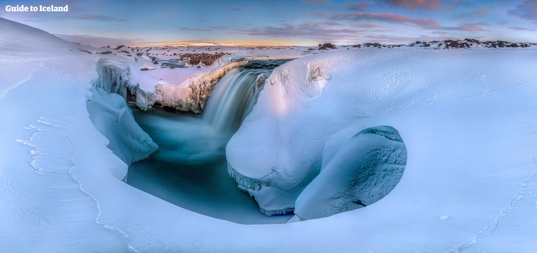 De winterse Hrafnabjargafoss-waterval in het noorden van IJsland