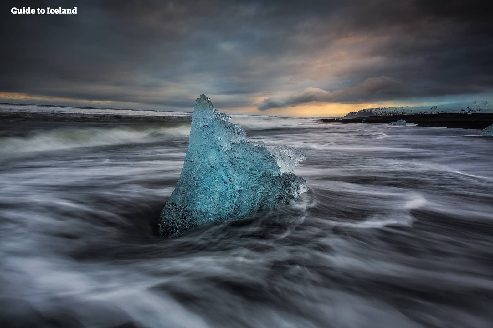 Un bloc de glace sur la plage de diamant