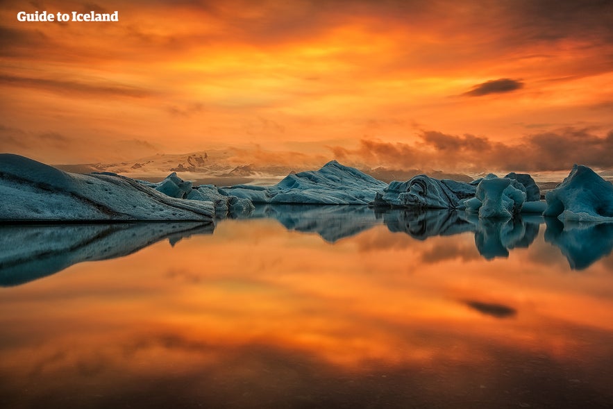 Underbar midnattssol vid issjön Jökulsárlón