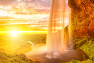 À la cascade Seljalandsfoss, vous pouvez emprunter un chemin derrière la cascade.