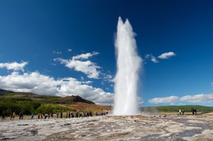 Med ett dån slungar Strokkur kokande vatten över fyrtio meter upp i luften.