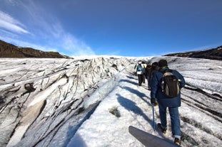 氷河の上ではアイゼンを装着し氷の上でも滑らないように対策