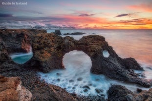 Los espectaculares paisajes costeros se concentran en torno a Arnarstapi y Hellnar en particular.