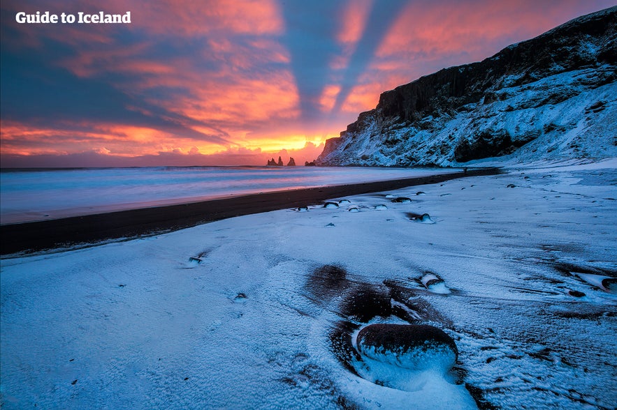 Viste innevate della costa meridionale dell'Islanda a dicembre