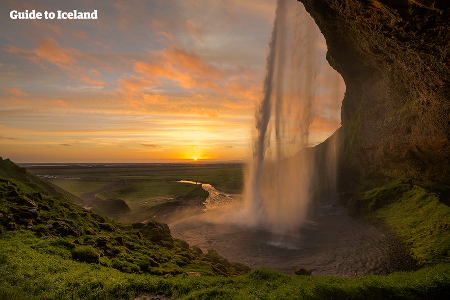 Widok zza wodospadu Seljalandsfoss, południowa Islandia