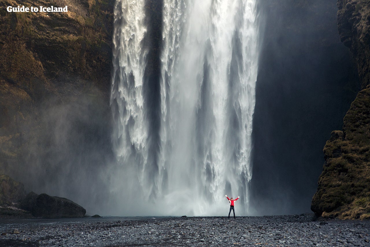 Der Skógafoss misst eine Breite von 25 Metern und ist ein richtiger Vorzeigewasserfall