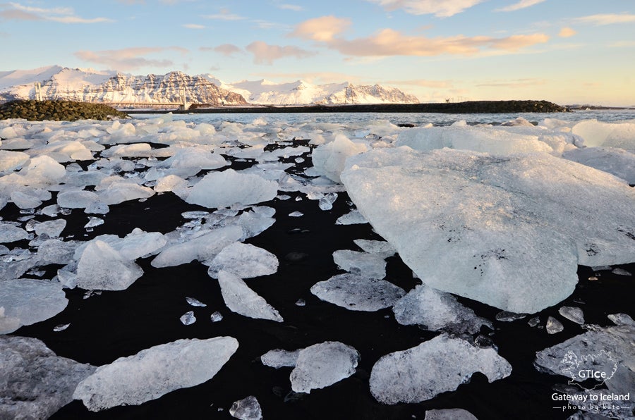 Glacier Lagoon Tour | Small group exploring Jokulsarlon and the Diamond Beach
