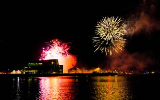 La salle de concert Harpa vue depuis les eaux de la baie de Faxaflói à Reykjavík à la fin de l'année.