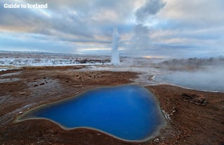 Das Geysir-Geothermiegebiet im Haukadalur-Tal ist berühmt für seine beiden Geysire, Strokkur und Geysir.