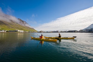 在夏季到冰岛西峡湾伊萨菲厄泽Ísafjörður玩皮划艇