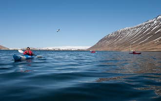 Het serene water van de Westfjorden in de zomer, gezien vanaf Isafjordur.