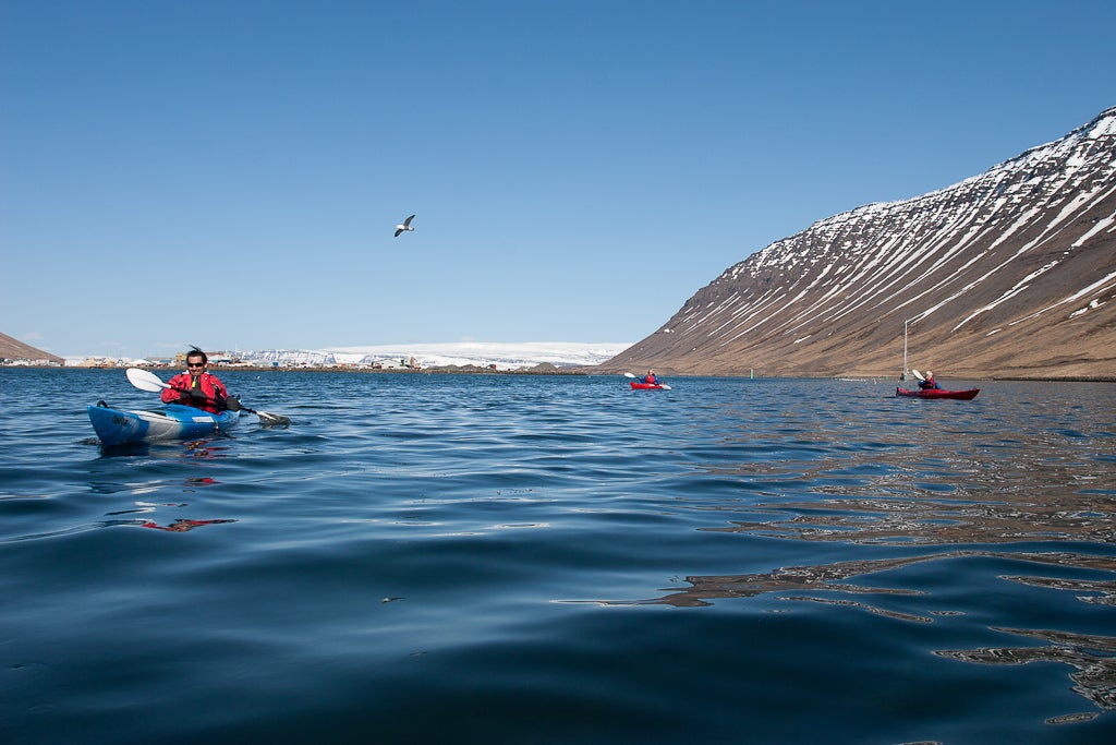 Le acque tranquille dei fiordi occidentali in estate, viste da Ísafjördur.