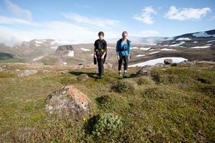 Due persone attraversano la riserva naturale di Hornstrandir durante un'escursione a piedi nei fiordi occidentali.