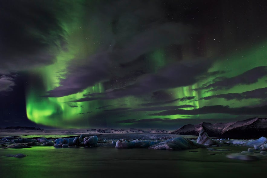 南部杰古沙龙冰湖（Jökulsárlón）上的极光