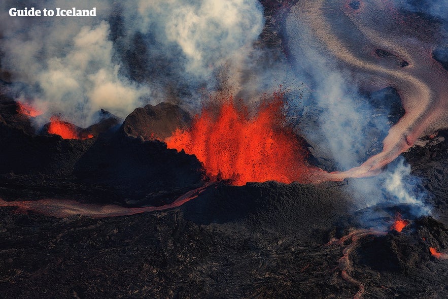 Helikopter rejestruje erupcję Holuhraun.