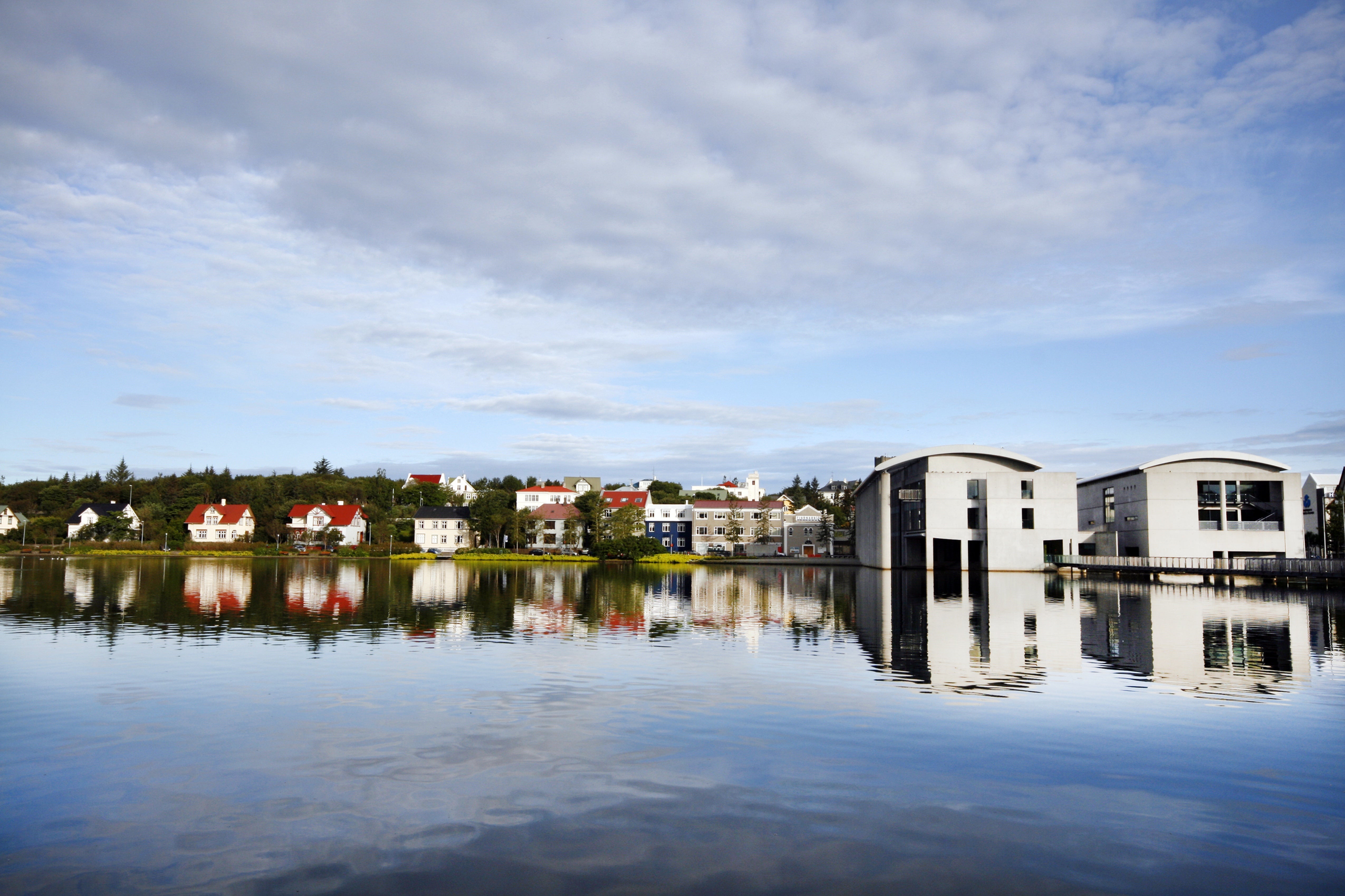 El Lago Tjörnin, en el centro de Reikiavik, alberga aves durante todo el año.