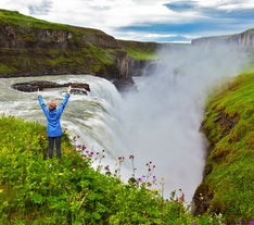 Beundra Gullfoss från flera olika sanktionerade utsiktsplattformar.