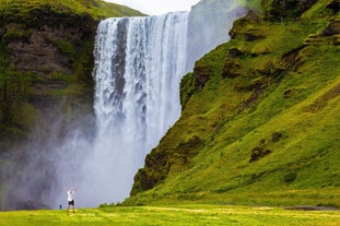 Au puissant Skógarfoss, vous pouvez marcher jusqu'au bord de l'eau qui tombe.
