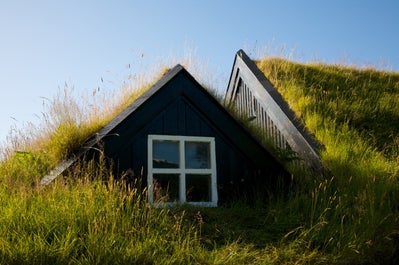 Et eksempel på et traditionelt islandsk tørvehus med moderne renoveringer.