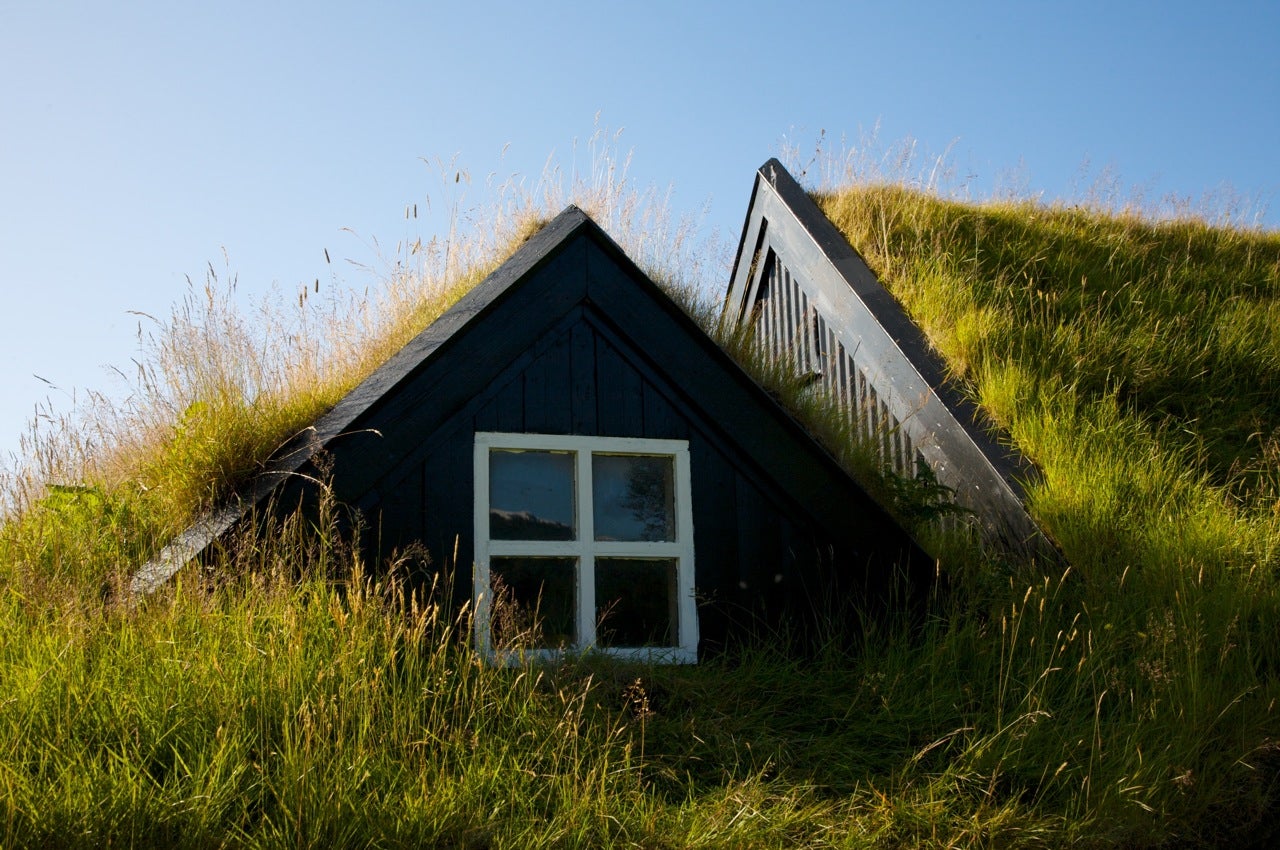 Un exemple de maison traditionnelle islandaise en tourbe avec des rénovations modernes.
